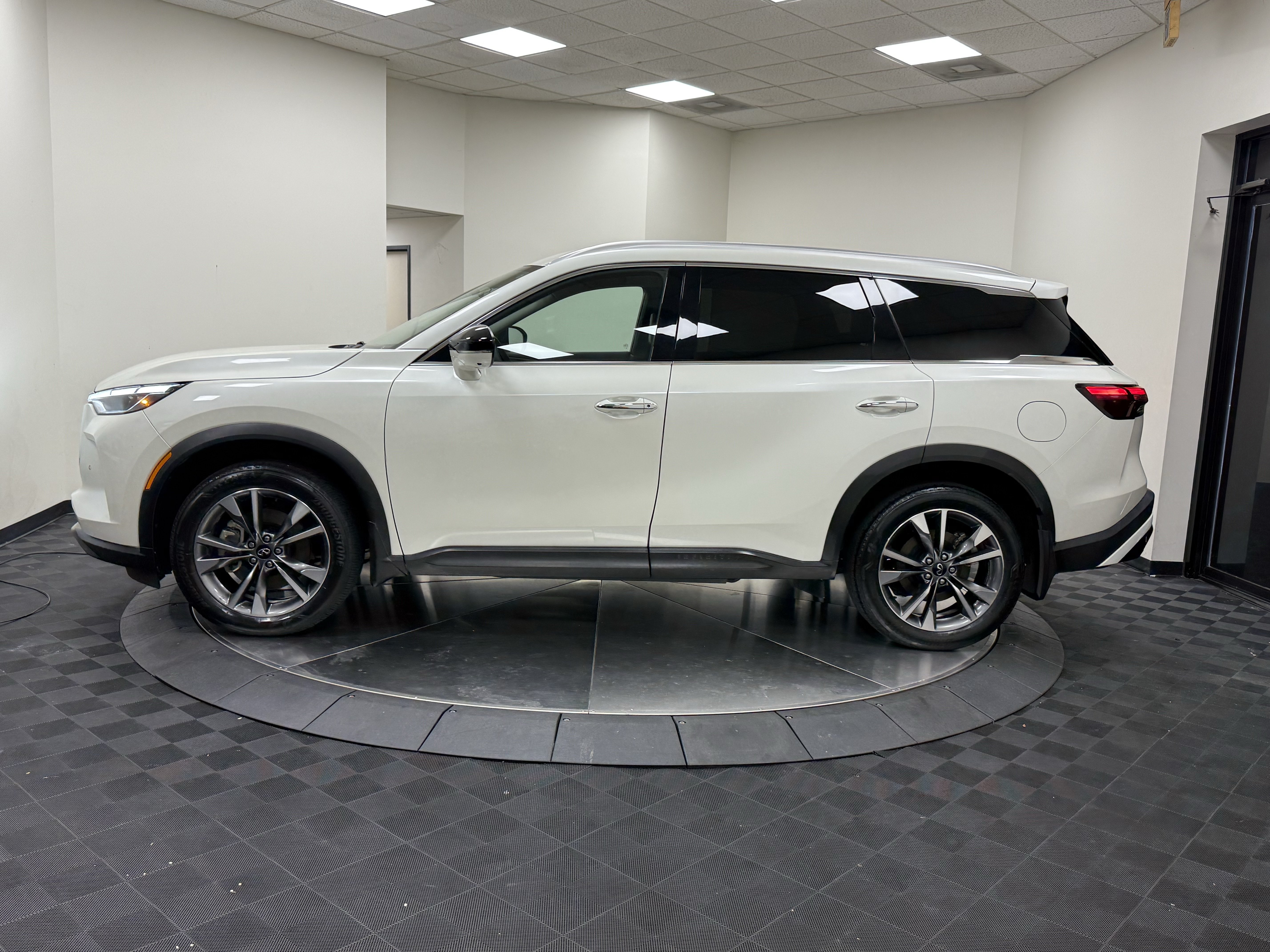Certified 2024 INFINITI QX60 Luxe w/ Performance Audio Package FWD image 4