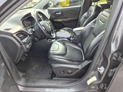 Used 2020 Jeep Cherokee Trailhawk AWD/4WD image 9