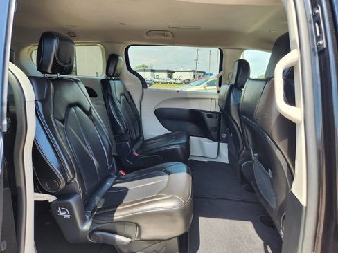 Used 2020 Chrysler Voyager Lxi image 15
