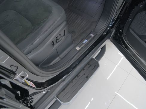 Used 2023 Land Rover Defender 110 V8 image 39