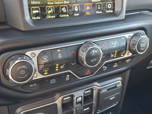 Used 2022 Jeep Wrangler Unlimited Sahara w/ Cold Weather Group image 19