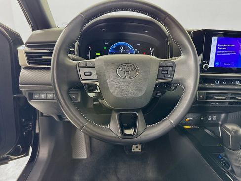 Used 2025 Toyota Camry SE image 12