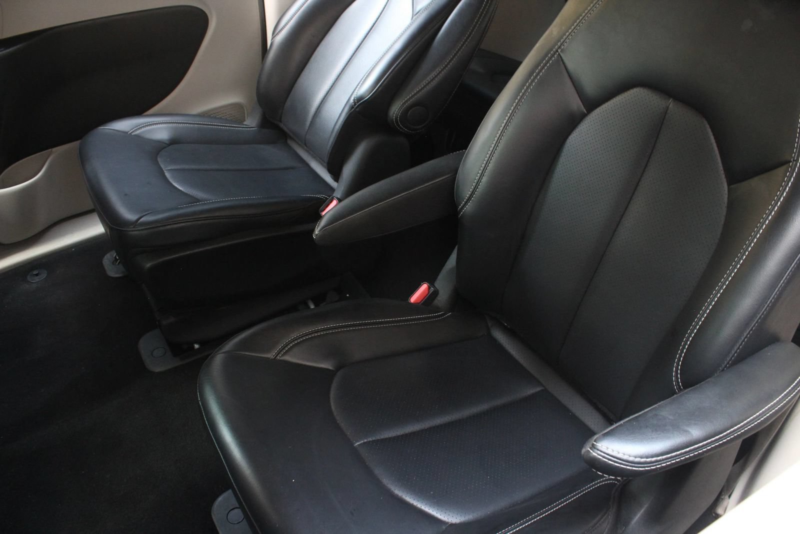 Used 2023 Chrysler Pacifica Touring-L FWD image 19