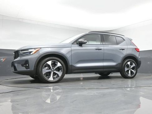 Used 2023 Volvo XC40 B5 Plus w/ Protection Package Premier AWD/4WD image 13