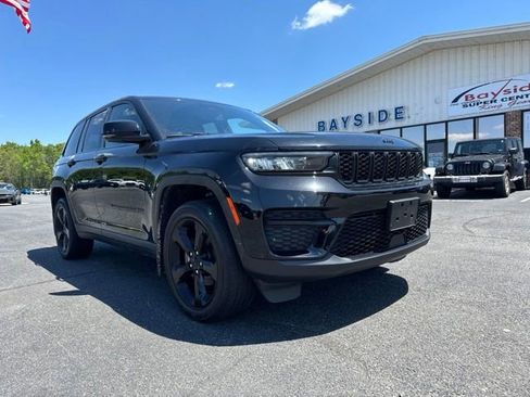 Used 2023 Jeep Grand Cherokee Altitude AWD/4WD image 2