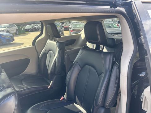 Used 2023 Chrysler Pacifica Touring-L image 40