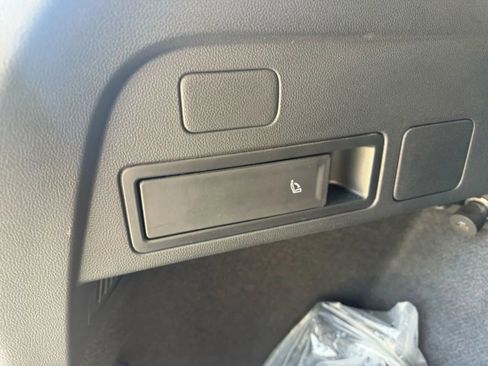 Used 2022 Volkswagen Tiguan SE FWD image 11