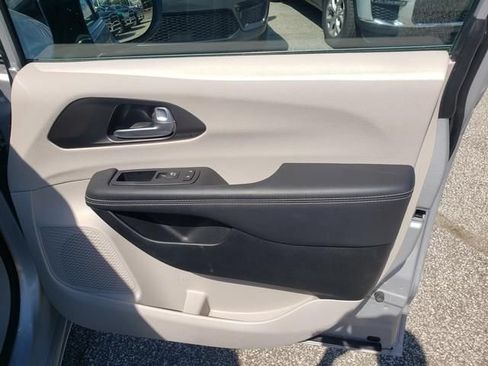 Used 2024 Chrysler Pacifica Touring-L FWD image 19