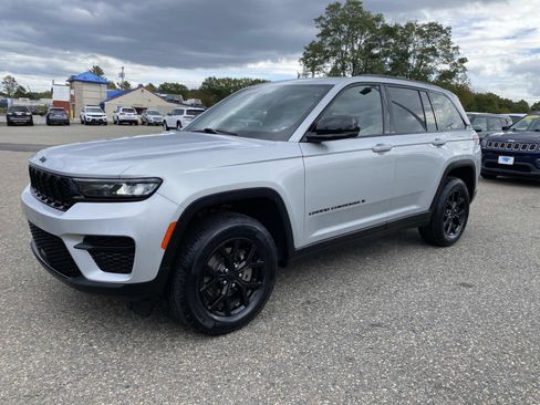 Certified 2024 Jeep Grand Cherokee Altitude image 8