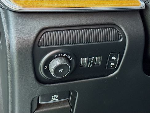 Used 2022 Jeep Grand Wagoneer Series III w/ Rear Seat Video Group 1 AWD/4WD image 15