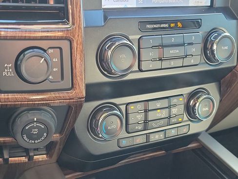 Used 2019 Ford F150 Lariat image 36