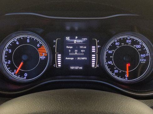 Used 2019 Jeep Cherokee Latitude Plus w/ Comfort/Convenience Group FWD image 23