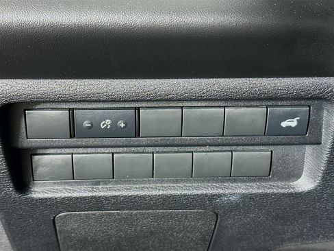 Used 2024 Mitsubishi Outlander SE image 17