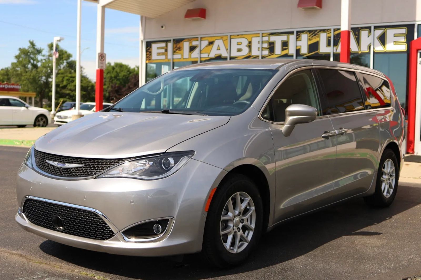 Used 2020 Chrysler Pacifica Touring w/ Advanced Safetytec Group FWD image 1
