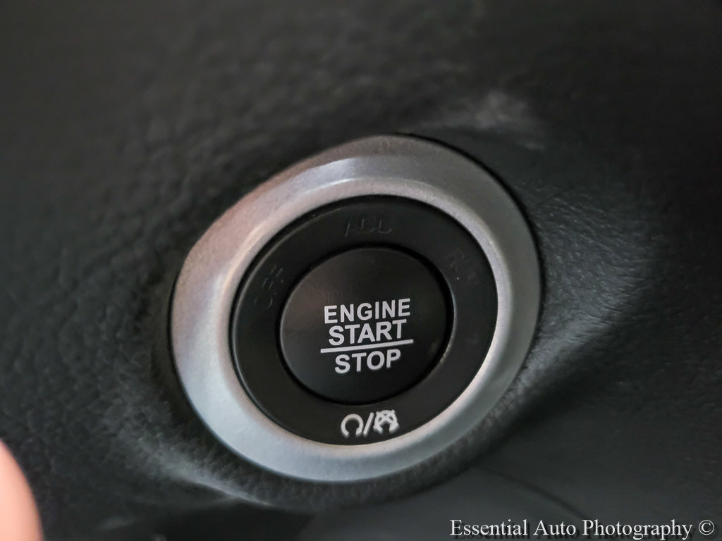 Used 2025 Chrysler Pacifica Limited FWD image 17