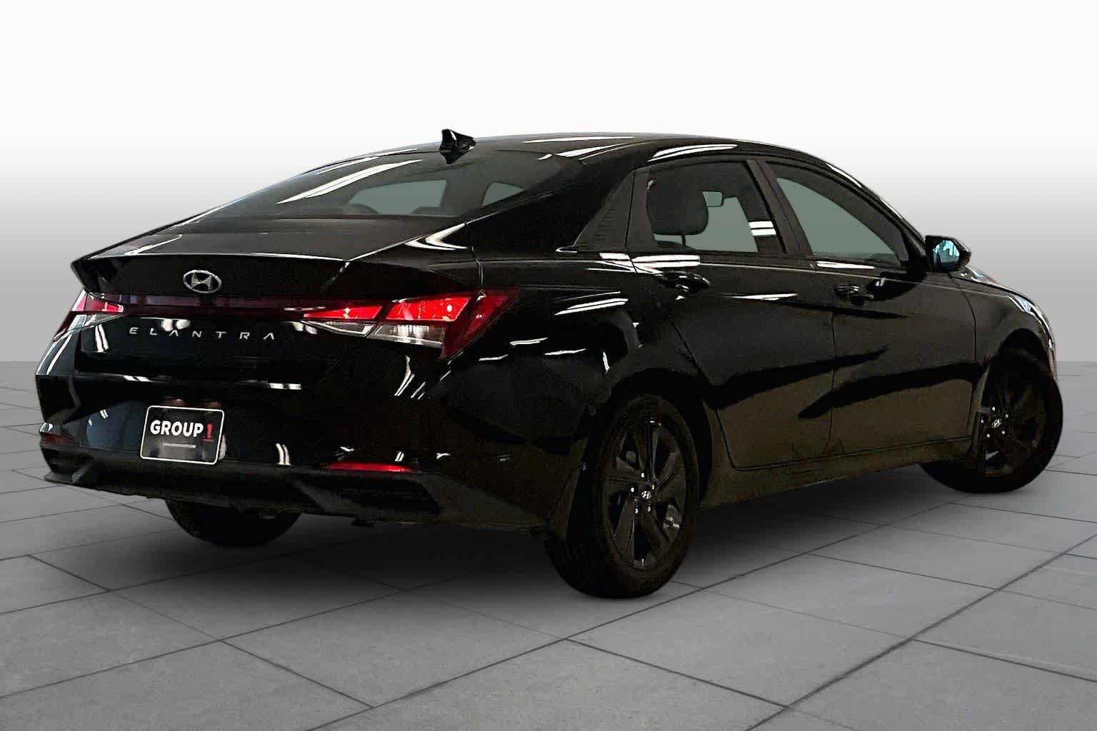 Used 2022 Hyundai Elantra SEL w/ Convenience Package FWD image 10