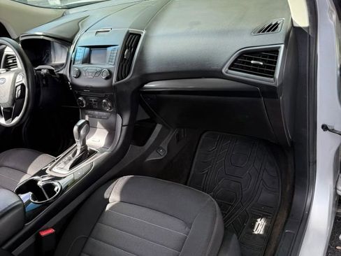 Used 2018 Ford Edge SE image 25