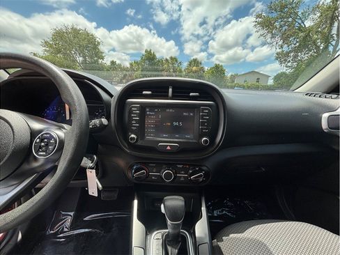 Used 2020 Kia Soul LX FWD image 11