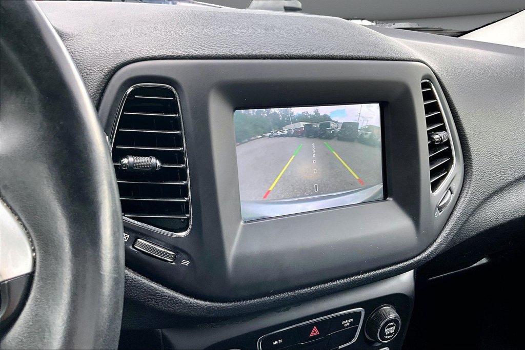 Used 2019 Jeep Compass Latitude w/ Cold Weather Group AWD/4WD image 14