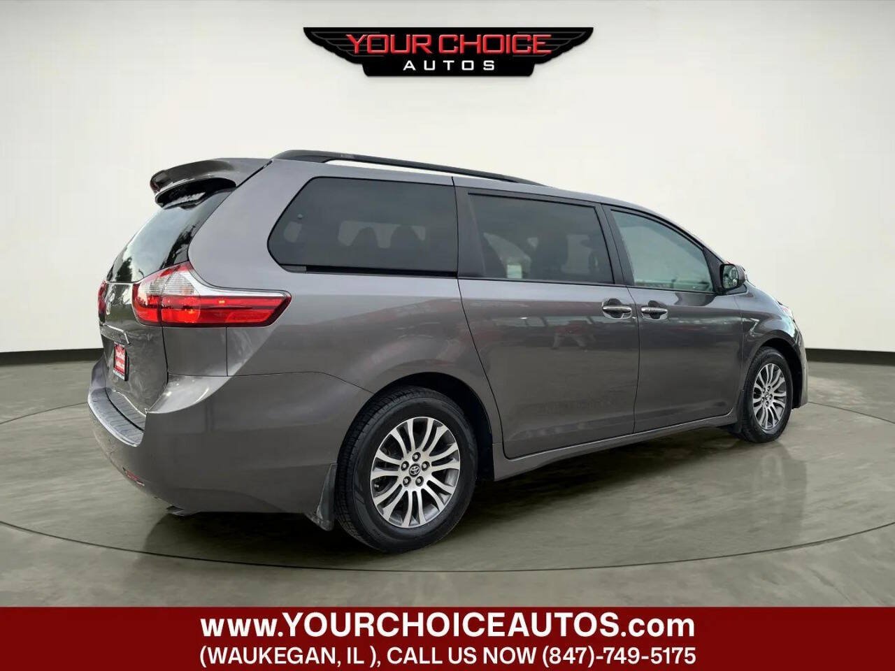 Used 2018 Toyota Sienna XLE w/ XLE Navigation Package FWD image 5
