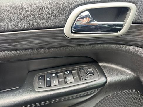 Used 2022 Jeep Grand Cherokee Laredo X image 10