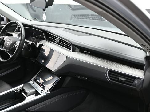 Used 2022 Audi e-tron Premium Plus w/ Premium Plus Package AWD/4WD image 34