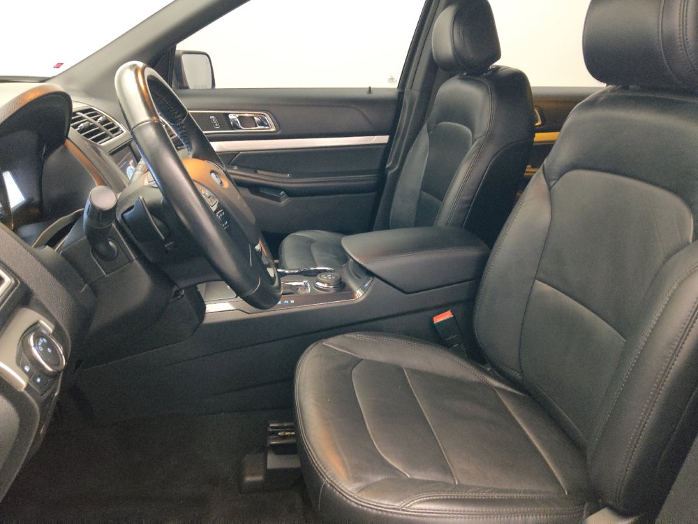 Used 2017 Ford Explorer XLT w/ Equipment Group 202A AWD/4WD image 17