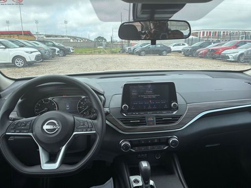 Used 2025 Nissan Altima 2.5 SV FWD image 31
