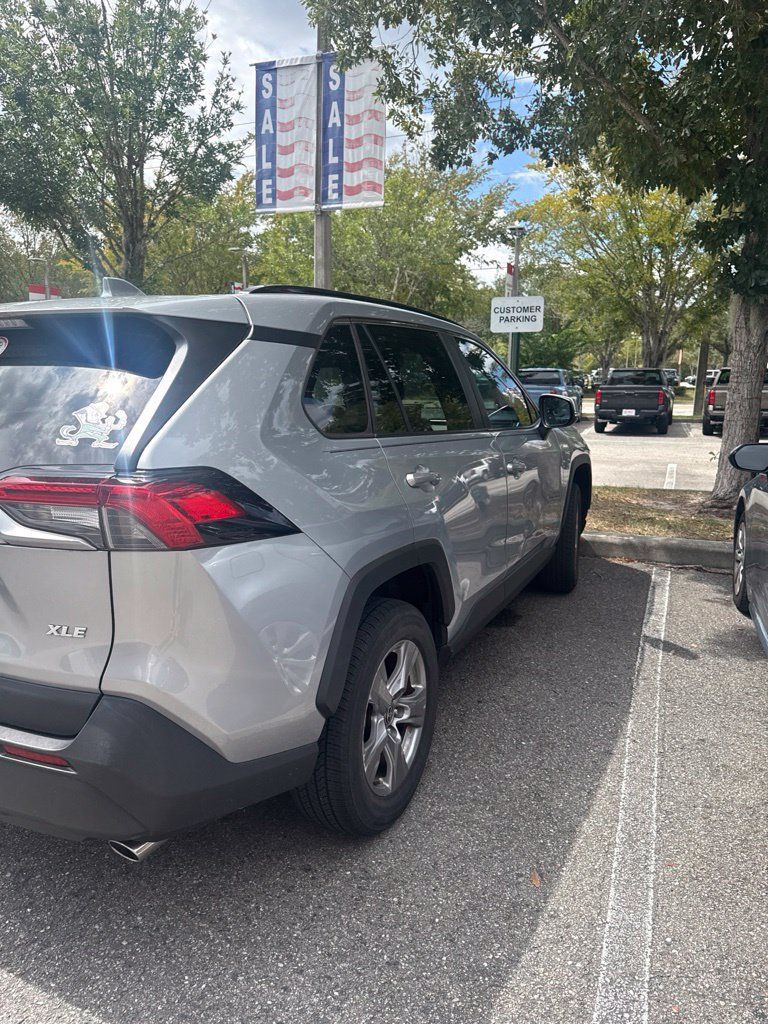 Used 2022 Toyota RAV4 XLE w/ Convenience Package FWD image 4