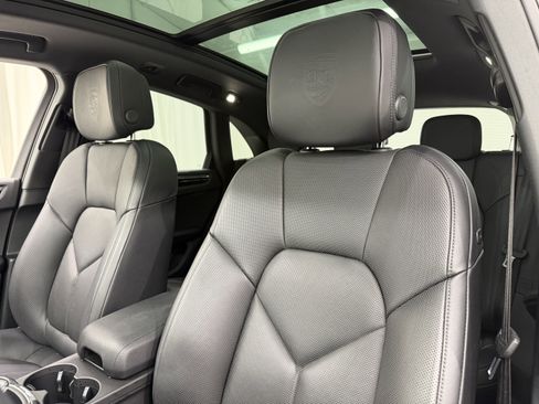 Certified 2025 Porsche Macan image 5