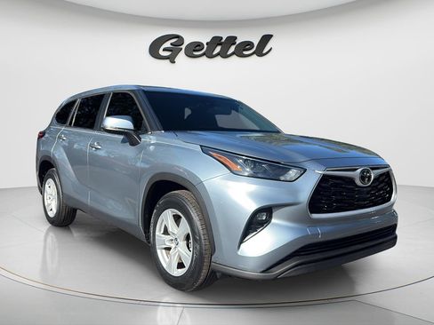 Used 2023 Toyota Highlander LE FWD image 3