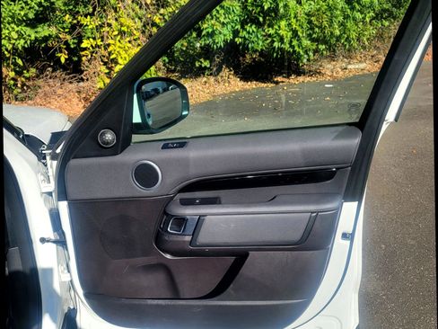 Used 2019 Land Rover Discovery SE image 26