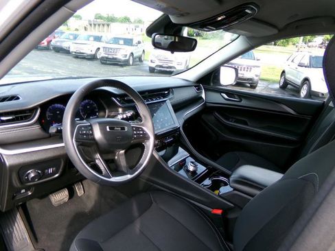 Used 2023 Jeep Grand Cherokee Laredo image 12