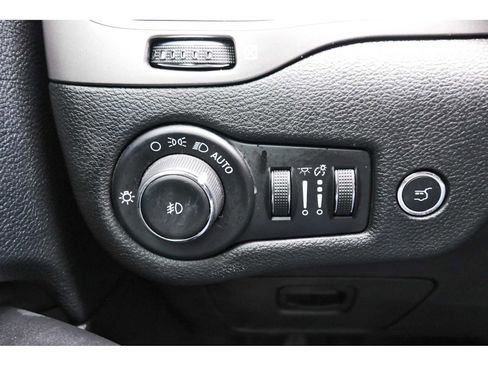 Used 2021 Jeep Cherokee Latitude Lux w/ Comfort/Convenience Group image 19