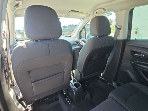 Used 2021 Chevrolet Trax LS AWD/4WD image 19