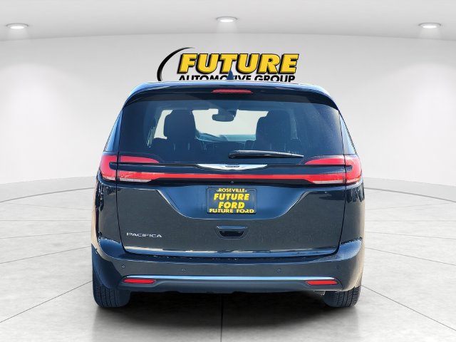 Used 2023 Chrysler Pacifica Touring-L FWD image 5