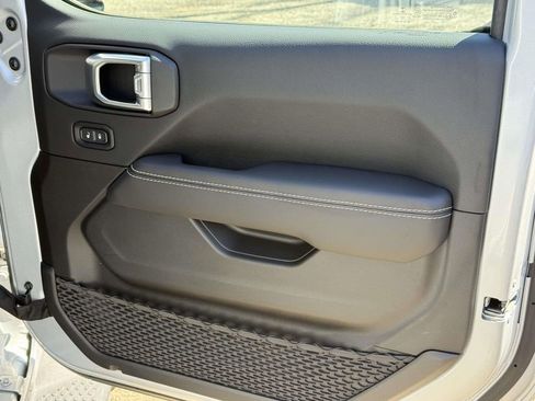 Used 2022 Jeep Wrangler Unlimited Sahara w/ Safety Group image 7