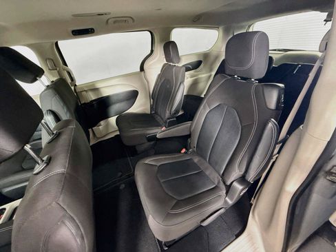 Used 2023 Chrysler Voyager LX FWD image 11