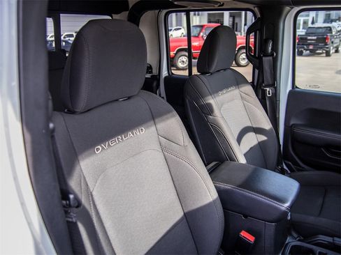 Used 2023 Jeep Gladiator Overland image 15