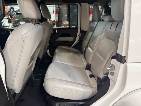 Used 2022 Jeep Wrangler Unlimited Sahara AWD/4WD image 18