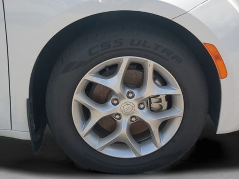 Used 2018 Chrysler Pacifica Touring-L Plus FWD image 10