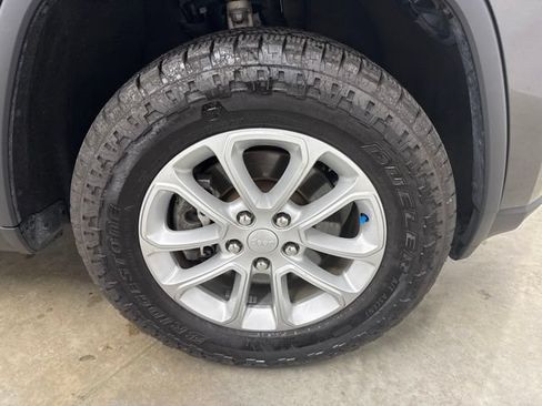 Used 2021 Jeep Grand Cherokee Laredo AWD/4WD image 11