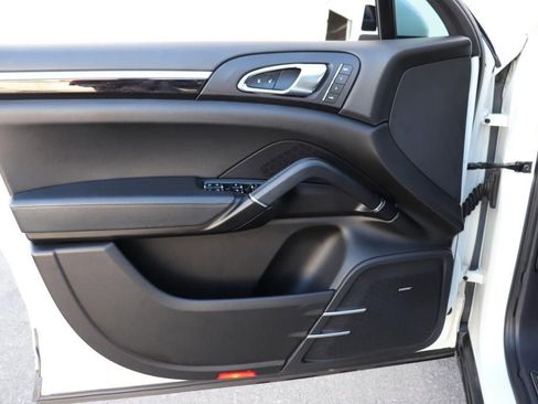 Used 2018 Porsche Cayenne Platinum Edition w/ Premium Package image 37