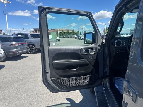 Used 2018 Jeep Wrangler Unlimited Sahara AWD/4WD image 26