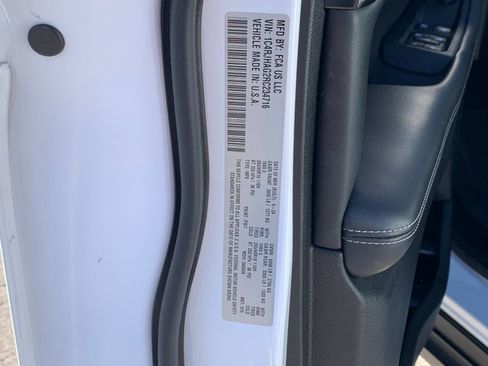 Used 2024 Jeep Grand Cherokee Laredo X image 35