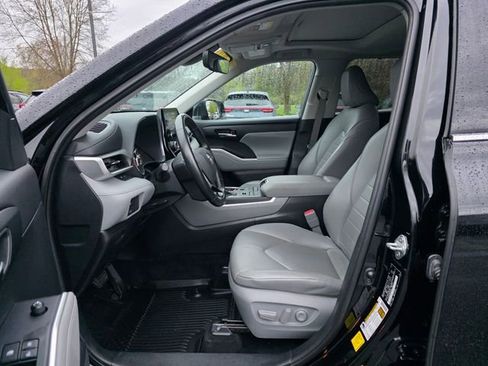 Used 2021 Toyota Highlander XLE AWD/4WD image 17