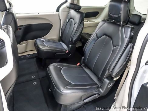 Used 2024 Chrysler Pacifica Touring-L FWD image 16