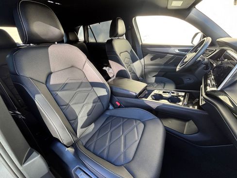 Used 2025 Volkswagen Atlas Cross Sport SE image 36