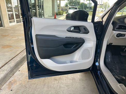 Used 2024 Chrysler Pacifica Touring-L FWD image 41