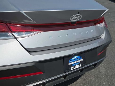 Used 2025 Hyundai Elantra SE FWD image 15